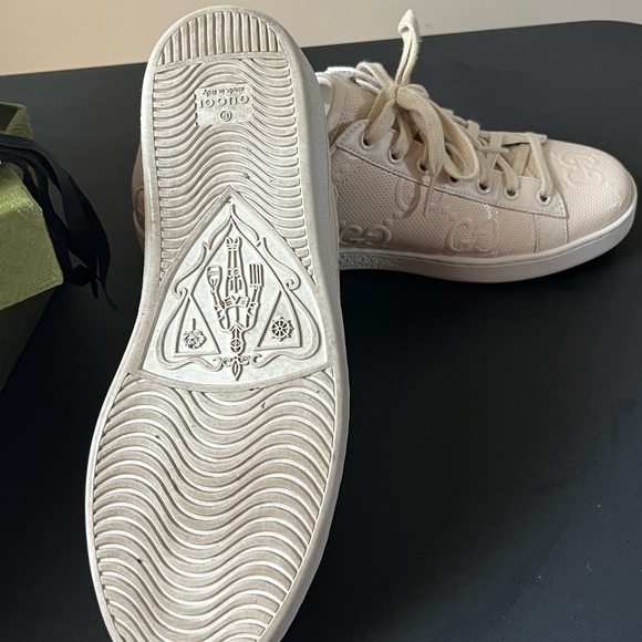 Gucci Sneakers. Like new. Only worn 3 times. Extra laces and dust bag included. - Picture 3 of 6